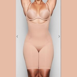 Skims Open Bust Bodysuit Ochre in L/XL